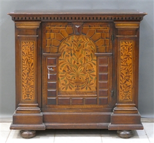 Design Glastisch mit goldenen Metallbeinen, wohl von Peter Ghyczy