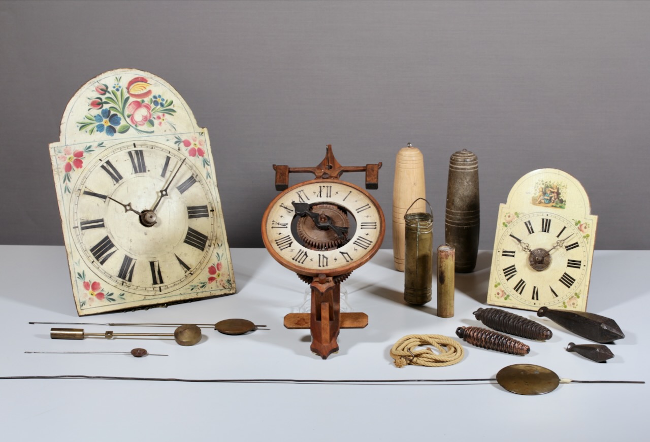 Konvolut Engadiner Holzräderuhr & 2 Holzstollen-Schilderuhren mit Zubehör