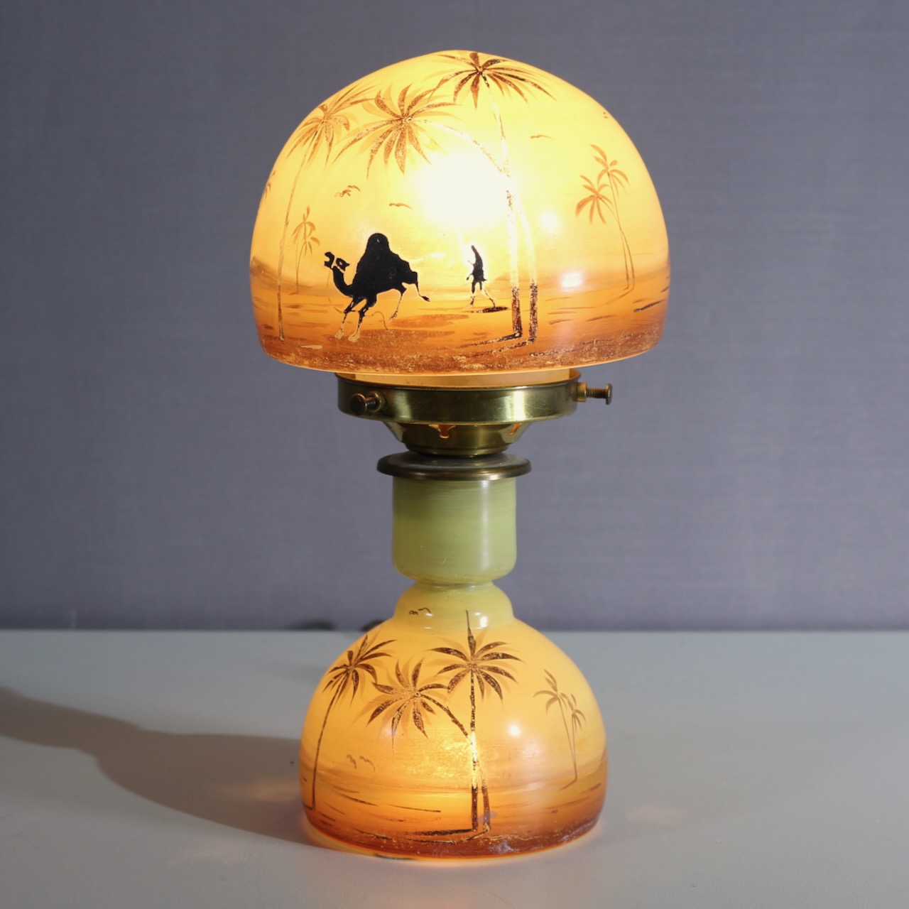 kleine Tischlampe, Glasmalerei, Palmen und Kamel, wohl um 1920