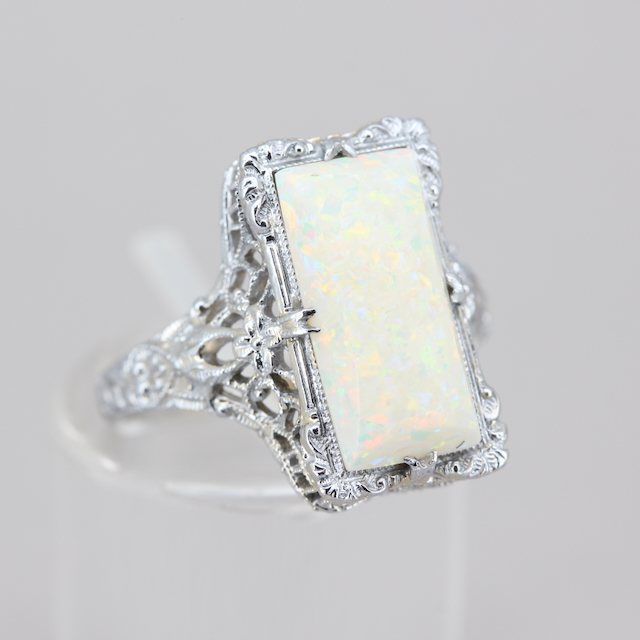Damenring mit Opal