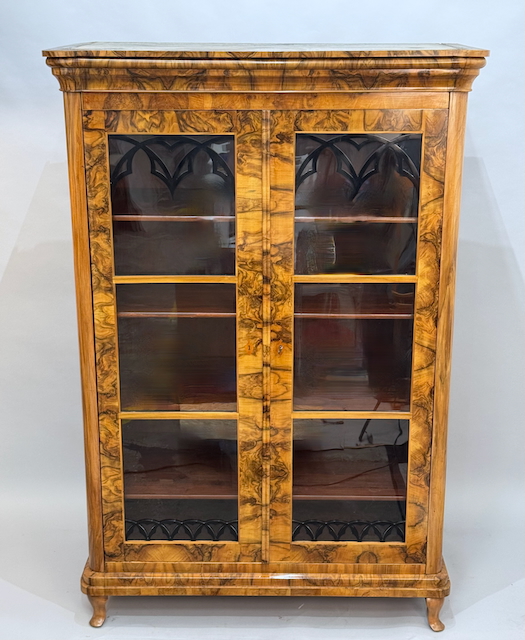 großer Vitrinenschrank, Biedermeierstil, Nussbaum